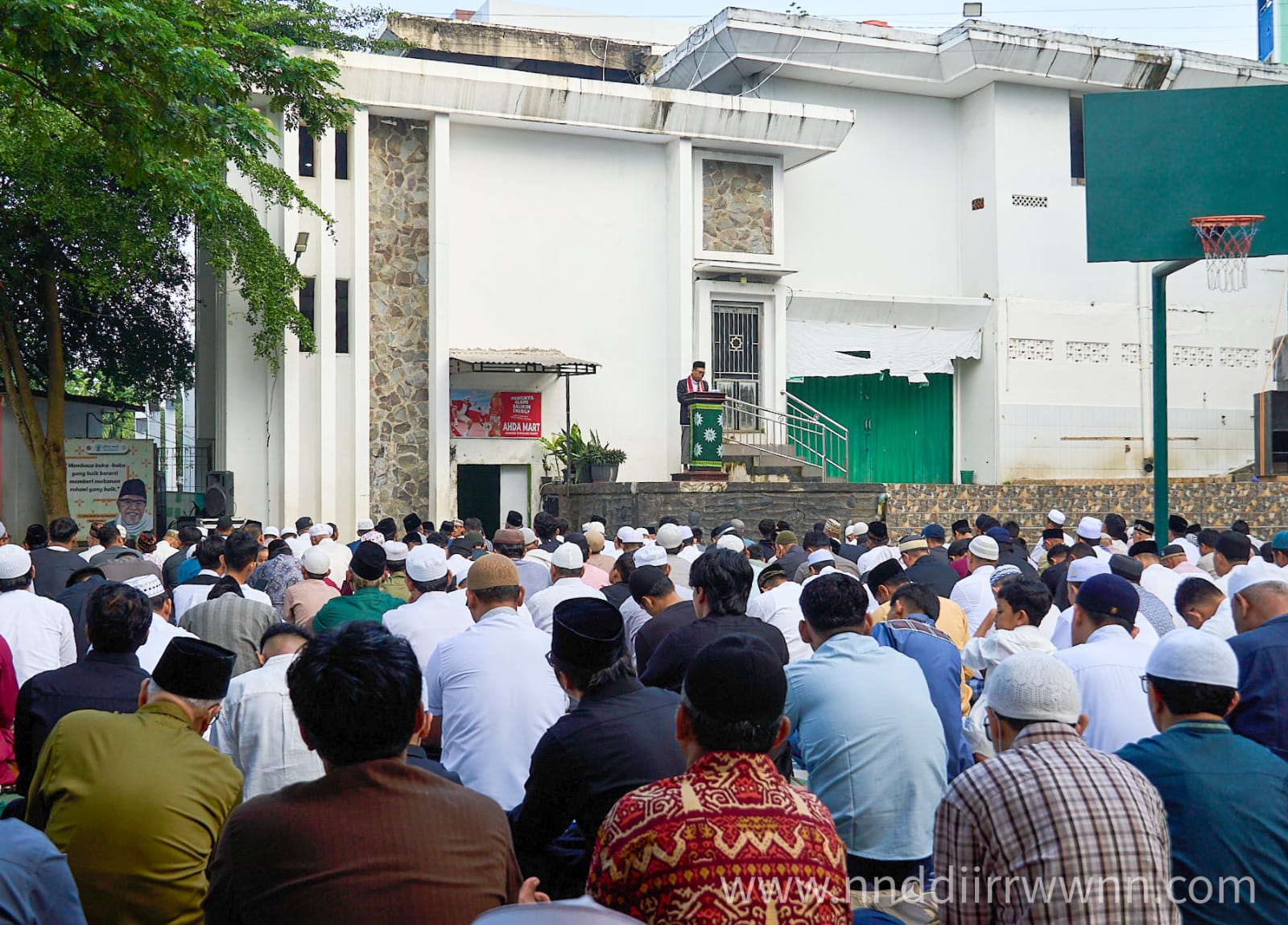 Jamaah menyimak khutbah Idul Adha di halaman SMP Ahmad Dahlan Kota Jambi. Foto : Nanda Irawan